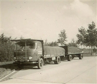 Oude foto pa met vrachtwagen